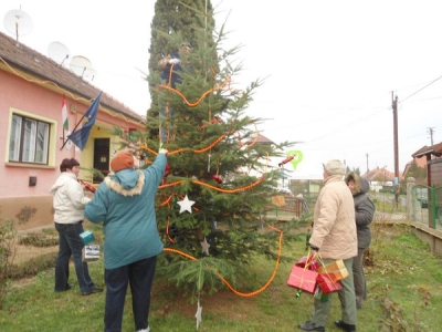 Karácsonyfa állítás és díszités 2011_1
