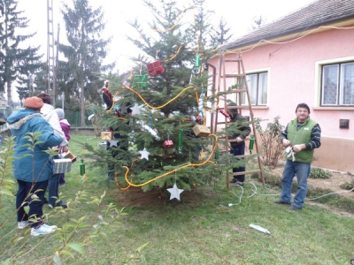 Karácsonyfa állítás és díszités 2011_4